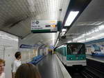Paris  Montmartre die Metrostation Notre Dame de Lorette mit Zug.